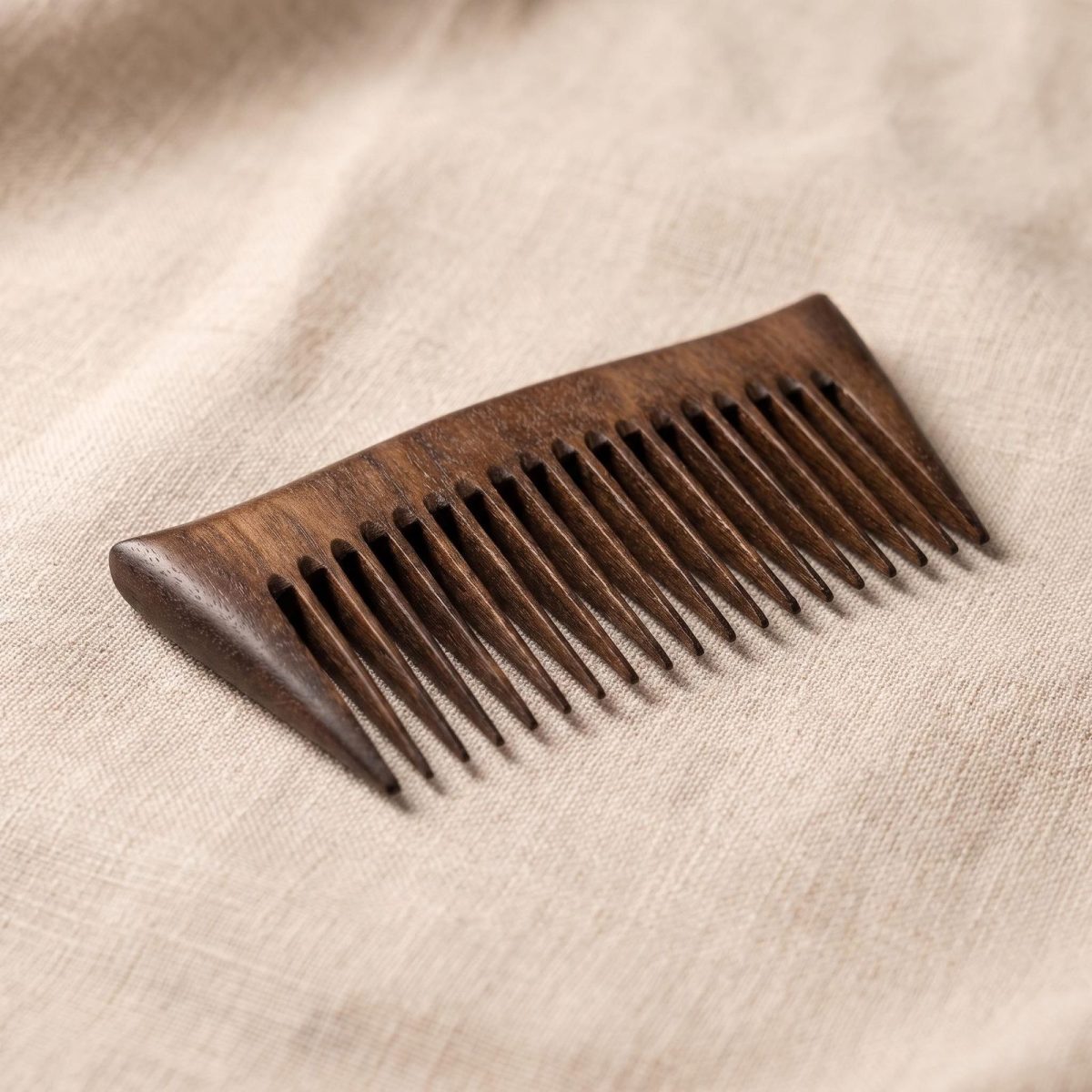 Kompaktiškos medinės šukos iš riešutmedžio – ergonomiškas modelis